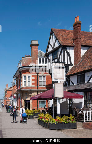 Xiii secolo "La Birdcage' pub, CORNMARKET, Thame, Oxfordshire, England, Regno Unito Foto Stock