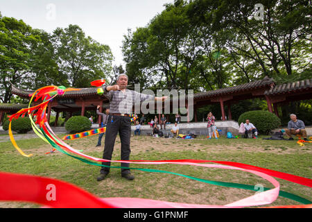 Attività sportive cinese uomo senior practice nastro o manicotto sventolando la danza nel parco di Nanjing in Cina Foto Stock