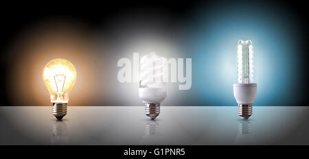 Confronto tra vari tipi di lampadine su sfondo nero. Composizione orizzontale. Vista frontale Foto Stock