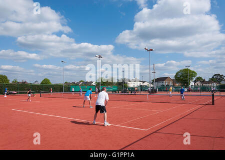 Club giocatori su campi in terra battuta a Ashford Tennis Club, Woodthorpe Road, Ashford, Surrey, England, Regno Unito Foto Stock