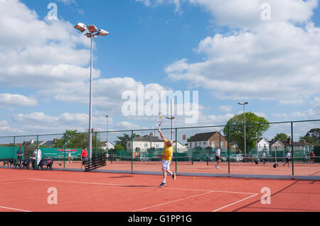 Club giocatori su campi in terra battuta a Ashford Tennis Club, Woodthorpe Road, Ashford, Surrey, England, Regno Unito Foto Stock