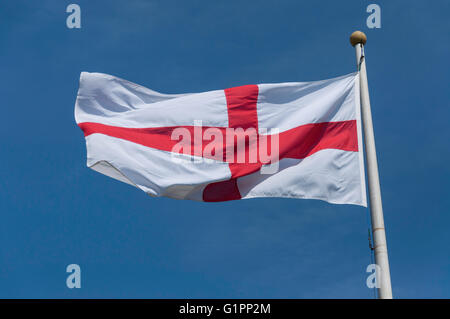 Bandiera dell'Inghilterra il villaggio verde, Datchet, Berkshire, Inghilterra, Regno Unito Foto Stock