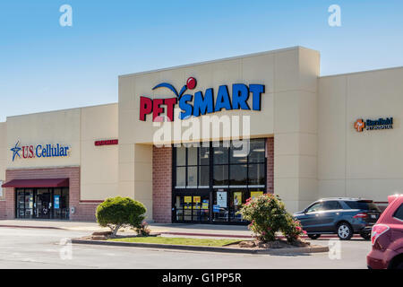 La parte esterna di un Petsmart business che si occupa di prodotti per animali domestici del Memorial road nella città di Oklahoma, Oklahoma, Stati Uniti d'America. Foto Stock