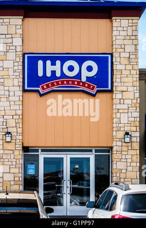 La parte anteriore esterna dell'IHOP, International House of Pancakes, nella città di Oklahoma, Oklahoma, Stati Uniti d'America. Foto Stock