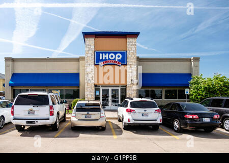 La parte anteriore esterna dell'IHOP, International House of Pancakes, nella città di Oklahoma, Oklahoma, Stati Uniti d'America. Foto Stock