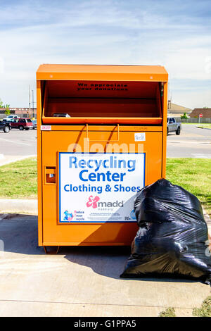 Un abbigliamento centro di riciclaggio bin nella città di Oklahoma, Oklahoma, Stati Uniti d'America. Foto Stock