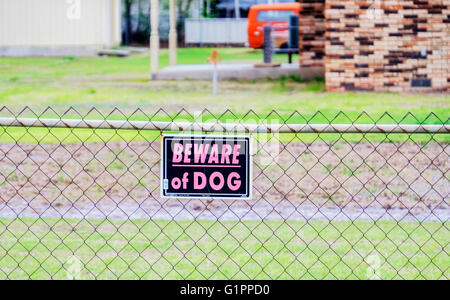 Attenzione del segno del cane appeso su un ciclone recinto intorno ad una casa in Oklahoma, Stati Uniti d'America. Foto Stock