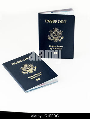 Due Stati Uniti d'America passaporto libri su uno sfondo bianco. Foto Stock