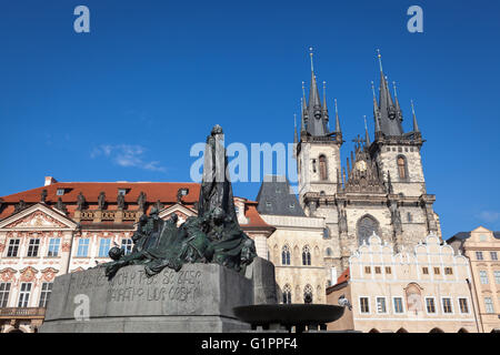 Jan Hus statua e la chiesa di Santa Maria di Týn, Piazza della Città Vecchia di Praga, Repubblica Ceca Foto Stock