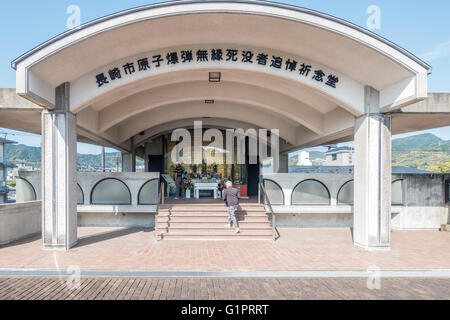 Memorial e luogo di sepoltura della cenere di vittime sconosciute del bombardamento atomico di Nagasaki, Giappone. Foto Stock