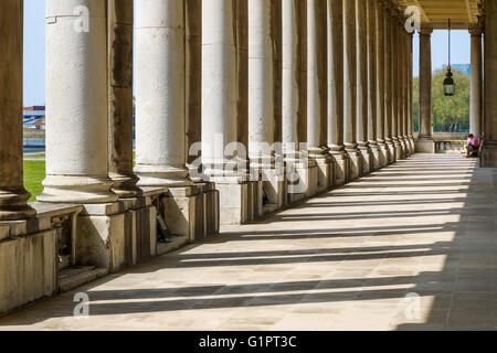Colonnato e ombra in Old Royal Naval College, Università di Greenwich, Londra. Foto Stock