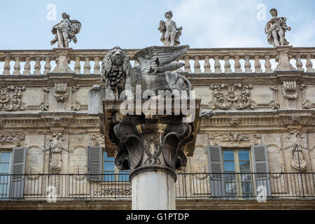 Veneziano leone alato a Verona Foto Stock