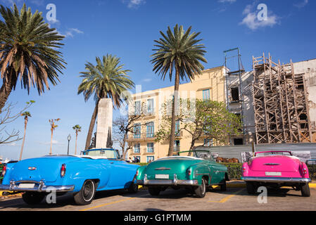 Vintage american cars parcheggiato nella Vecchia Havana, Cuba Foto Stock