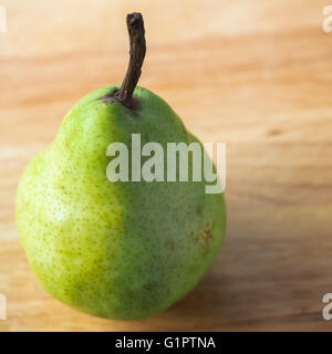 Una pera verde Foto Stock