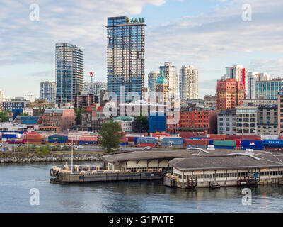 Vancouver Downtown eastside, visto da Vancouver Cruise Terminal al Canada Place. Woodwards 'W' e a cupola a 'Sun' edificio visto Foto Stock