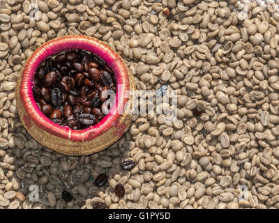 Il caffè torrefatto e caffè non torrefatto, Etiopia. Foto Stock