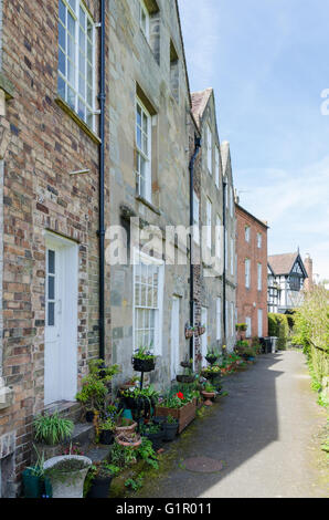 Fila di vecchie case di pietra in Barrow Street, Much Wenlock Foto Stock