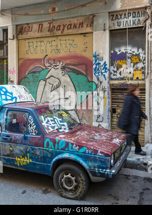 Coperto di graffiti in auto la Psyrri quartiere di Atene, Grecia Foto Stock