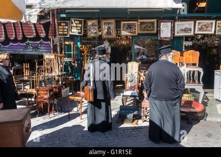 I pezzi di antiquariato e bric-a-brac mercato a Monastiraki, nel centro di Atene, Grecia Foto Stock