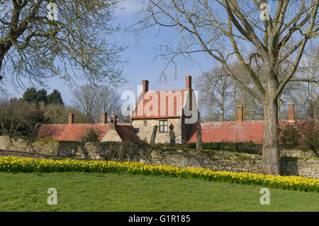 Una fila di vecchi gli ospizi di carità nel villaggio di grande Linford, UK; ora parte di Milton Keynes Art Center. Foto Stock