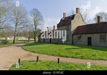 Una fila di vecchi gli ospizi di carità nel villaggio di grande Linford, UK; ora parte di Milton Keynes Art Center. Foto Stock