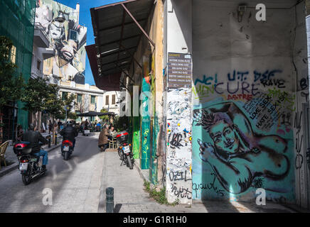 Graffiti e arte di strada, guardando verso piazza Iroon nel quartiere Psyrri del centro di Atene, Grecia Foto Stock