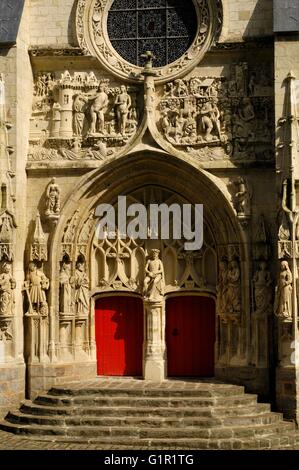 AJAXNETPHOTO. 23RD SEPT, 2013. MAILLY MAILLET, Francia. - 16esimo secolo SAINT PIERRE CHIESA - PORTALE DI ST.Pietro Chiesa nella Somme regione della Piccardia costruito durante il regno di JEAN III, dietro le linee britanniche nel 1916 Battaglia delle Somme offensivo. Foto:JONATHAN EASTLAND/AJAX REF:D132309 3500 Foto Stock