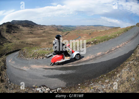 Vespa e Lambrettas salendo Hardknott passano in Cumbria, nel Regno Unito. Foto Stock