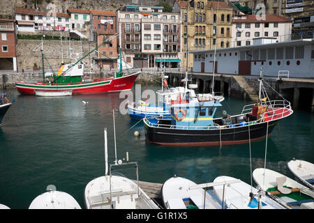 Barche da pesca tradizionali nel porto di San Sebastian Foto Stock