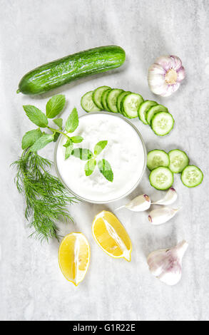 Tzatziki ingredienti. Yogurt, erbe e il cetriolo. Salsa greca tzatziki. Antipasto sano Foto Stock