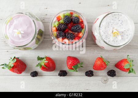 Yogurt con fragole e more Foto Stock
