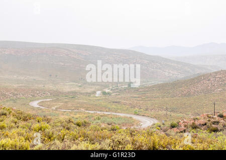 Un wet Nuwekloofpas (nuova valle pass) discendente nel Baviaanskloof (valle di babbuino) durante una tempesta di pioggia Foto Stock