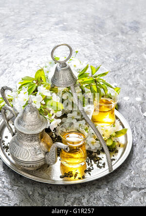 Bicchieri di tè e pot. Vacanze orientali decorazione. Argento piatti di tè. Il tè alle erbe Foto Stock