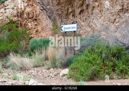 Una scogliera chiamato Raaskrans (rumoroso cliff) nel Nuwekloofpas (nuova valle pass) nel Baviaanskloof (valle di babbuino) in un giorno di pioggia Foto Stock