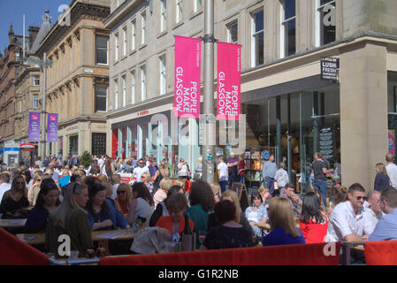 Glasgow Outdoor dining scene di strada in una giornata di sole, Buchanan Street, Glasgow, Scotland, Regno Unito Foto Stock