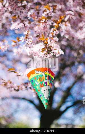 Decorazione di compleanno appeso alla molla albero blossom Foto Stock