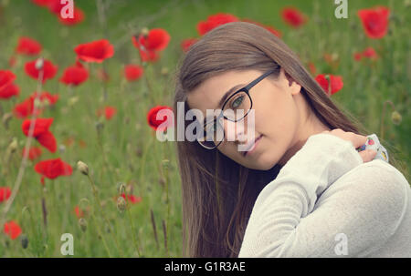 Ritratto di giovane ragazza di papavero Campo dei Fiori Foto Stock