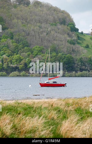 Yacht rosso sull'Ullswater nel distretto del Lago Foto Stock