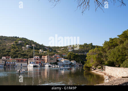 Gaios Harbour, dall'isolotto di Aghios Nikolaos, Paxos, Grecia Foto Stock