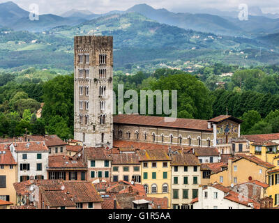 Tetti in terracotta nel borgo medievale di Lucca, Italia Foto Stock