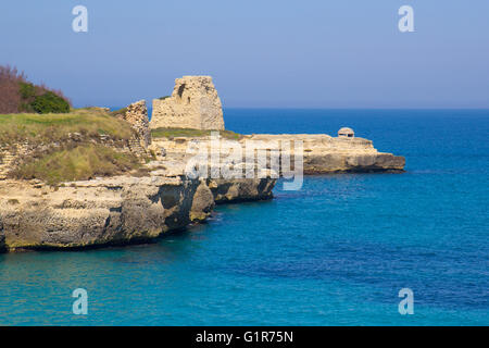 Scogliere rocciose sulla costa tra Roca e Torre dell'Orso nel Salento Foto Stock