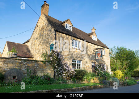 Bakers Arms Pub in sera la luce del sole. Ampia Campden, Gloucestershire, Cotswolds, Inghilterra Foto Stock