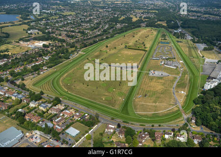 Una veduta aerea di Sandown Park Racecourse, vicino Esher, Surrey Foto Stock