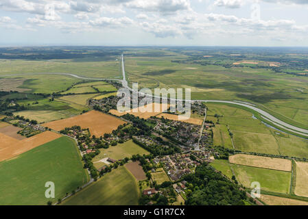 Una veduta aerea del villaggio di Reedham e la circostante campagna del Norfolk Broads Foto Stock