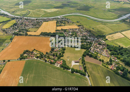 Una veduta aerea del villaggio di Reedham e la circostante campagna del Norfolk Broads Foto Stock