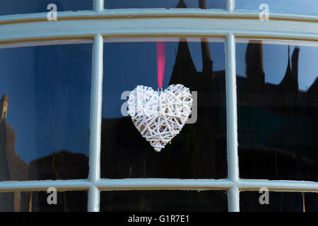 Cuore appeso in un negozio di broadway finestra. Cotswolds, Inghilterra Foto Stock