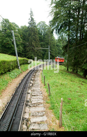 Pilatus treno, di tutto il mondo la più ripida ferrovia dentata si avvicina alla sommità del Monte Pilato sulle alpi svizzere Foto Stock