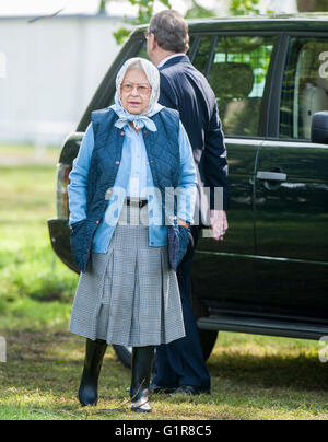 HM la Regina che frequentano il Royal Windsor horse show in Berkshire, Inghilterra Foto Stock