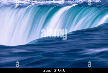 5 maggio 2016 - Niagara Falls, Ont. il fiume Niagara fluisce verso le Cascate Horseshoe, una delle tre formazioni a cascata si trova Foto Stock