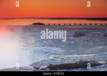 9 maggio 2016 - Niagara Falls, Ont. il fiume Niagara fluisce verso le Cascate Horseshoe, una delle tre formazioni a cascata si trova Foto Stock